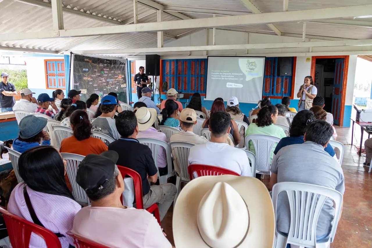 Asistentes a una reunión de socialización del Estudio de Impacto Ambiental.