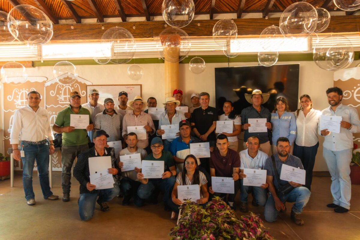Minera de Cobre Quebradona fortalece capacidades productivas de 24 familias de Jericó a través de formación en ganadería intensiva de doble propósito