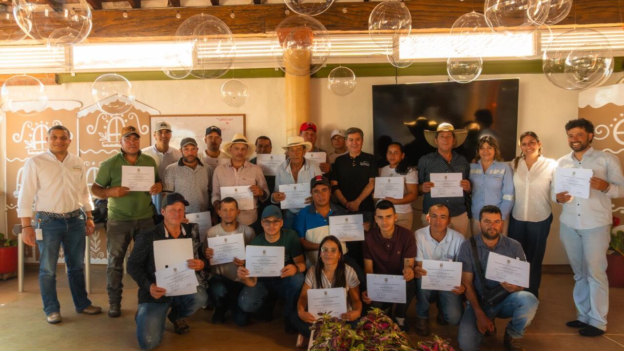 Minera de Cobre Quebradona fortalece capacidades productivas de 24 familias de Jericó a través de formación en ganadería intensiva de doble propósito