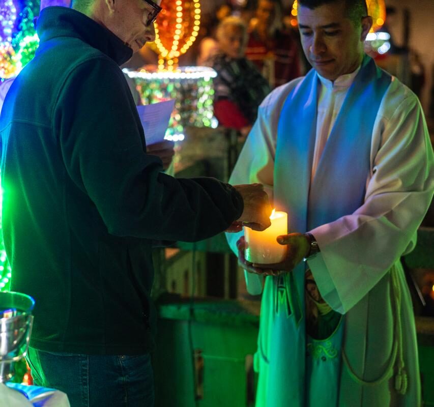 ¿POR QUÉ NOS ABRAZAMOS EN LA NAVIDAD?