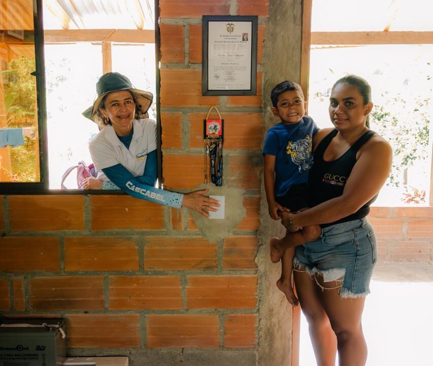 CUANDO LA ENERGÍA LLEGA PARA QUEDARSE: SEIS HOGARES DE PUENTE IGLESIAS HOY ENCIENDEN UN NUEVO FUTURO
